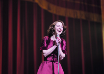 Bienvenue dans le monde du stand-up à New York, en 1958 : dans The Marvelous Mrs. Maisel, Rachel Brosnahan interprète une femme au foyer pimpante qui quitte tout pour se consacrer à la comédie, sa passion insoupçonnée.