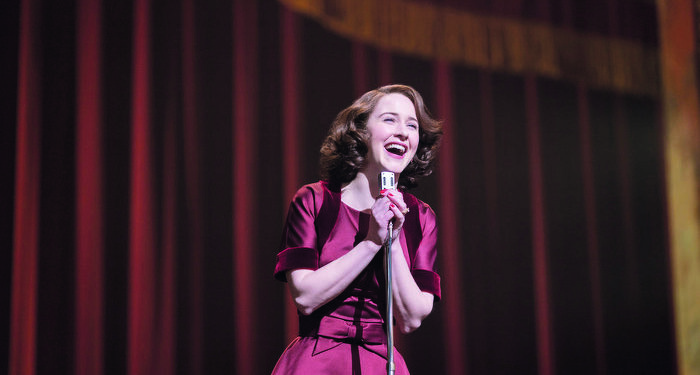 Bienvenue dans le monde du stand-up à New York, en 1958 : dans The Marvelous Mrs. Maisel, Rachel Brosnahan interprète une femme au foyer pimpante qui quitte tout pour se consacrer à la comédie, sa passion insoupçonnée.