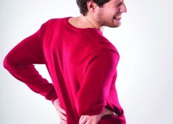 Jeune homme courbaturé se tenant le dos