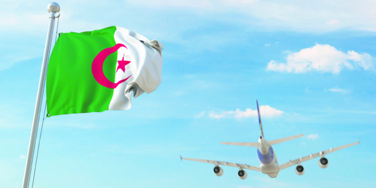 Drapeau algérien avec avion qui décolle en arrière-plan