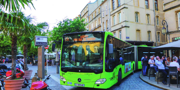 Bus du MET circulant dans les rues de Metz