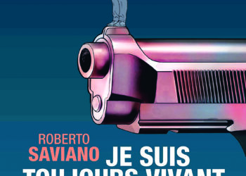 Un homme penché au dessus d'un canon de revolver