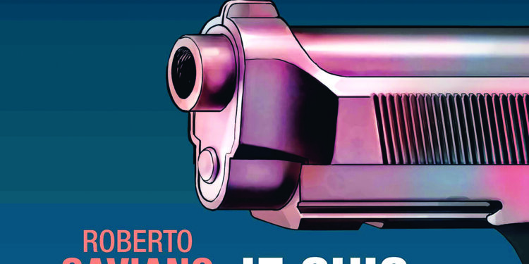 Un homme penché au dessus d'un canon de revolver