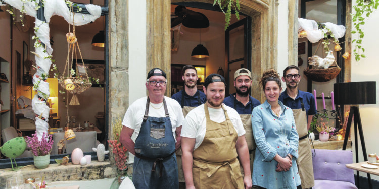 De derrière les fagots 