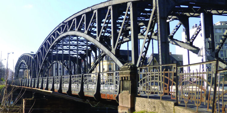 Le Pont Amos surplombant les voies de chemin de fer à Metz