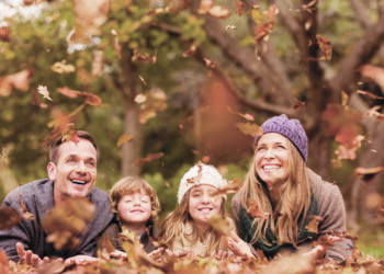 Allez hop ! On joue dans les feuilles