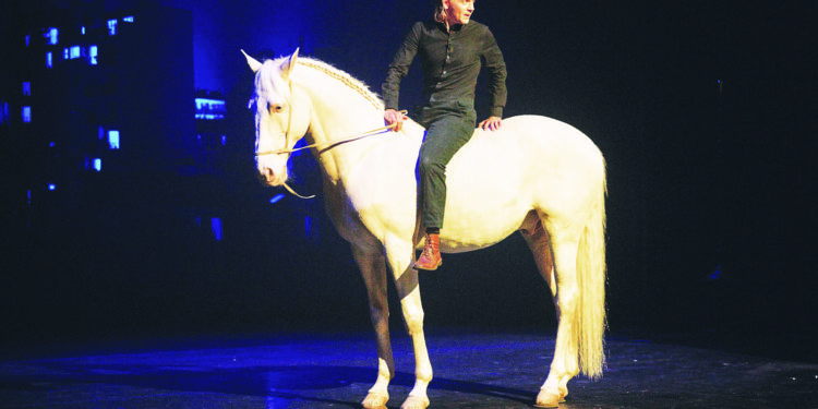 Alex Lutz, seul en selle