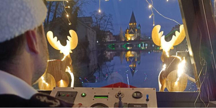 Embarquez sur le traîneau flottant du Père Noël !