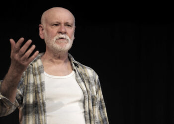 Portrait de Roland Marcuola, écrivain et ancien instituteur, photographié en extérieur, regard attentif et souriant, vêtu sobrement.