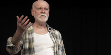 Portrait de Roland Marcuola, écrivain et ancien instituteur, photographié en extérieur, regard attentif et souriant, vêtu sobrement.