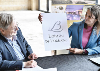 Bérangère Loiseau présente le logo du futur restaurant Loiseau de Lorraine à Metz aux côtés de François Grosdidier