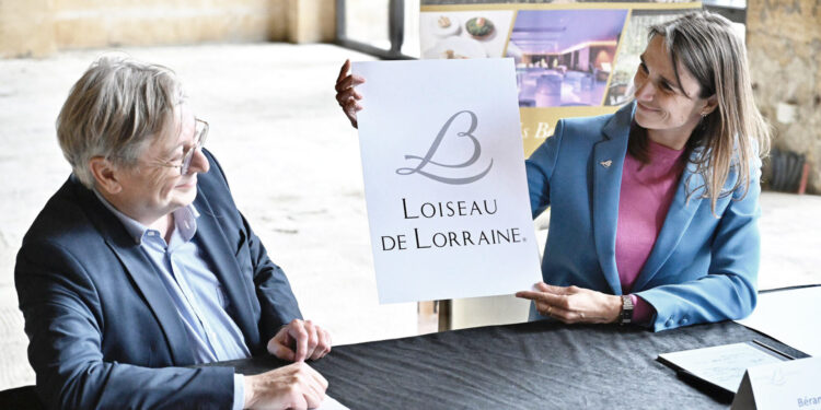 Bérangère Loiseau présente le logo du futur restaurant Loiseau de Lorraine à Metz aux côtés de François Grosdidier