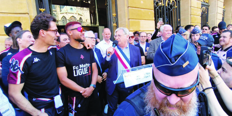 François Grosdidier s'adresse aux supporters messins Place d'Armes après la montée en Ligue 1.