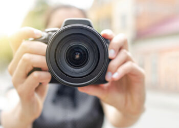 Gros plan sur un appareil photo tenu par une personne prête à capturer une image