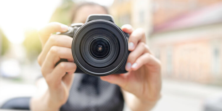 Gros plan sur un appareil photo tenu par une personne prête à capturer une image