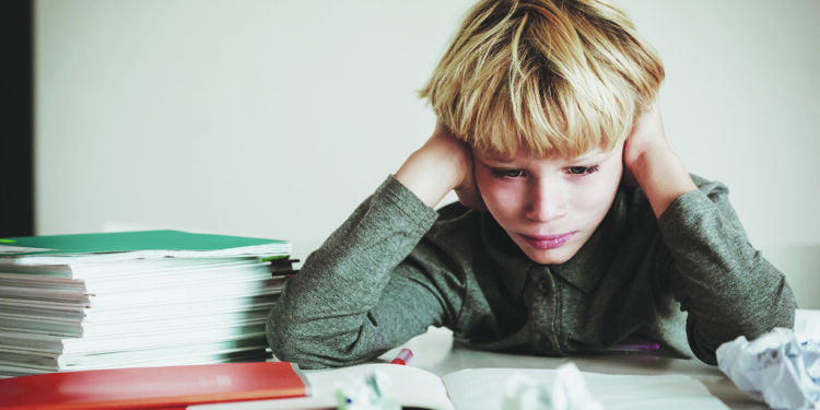 Enfant en difficulté scolaire face à des troubles DYS comme la dyslexie, la dyscalculie ou la dyspraxie