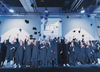 Étudiants de NBS France à Metz recevant leur diplôme lors de la cérémonie de fin d’année