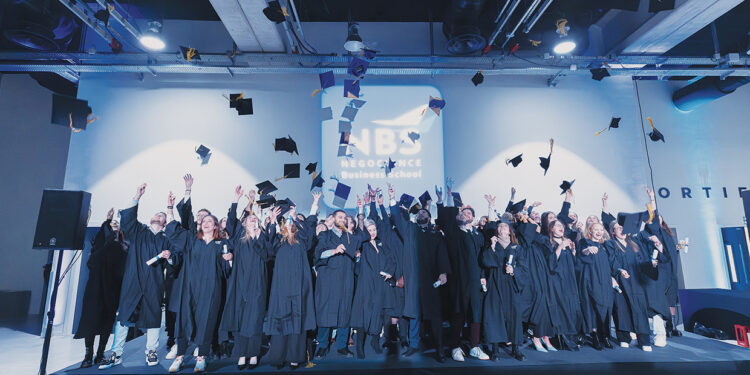 Étudiants de NBS France à Metz recevant leur diplôme lors de la cérémonie de fin d’année