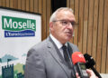 Patrick Weiten répondant aux journalistes à Dieuze lors de la conférence de presse du Département de la Moselle.