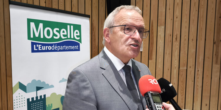 Patrick Weiten répondant aux journalistes à Dieuze lors de la conférence de presse du Département de la Moselle.