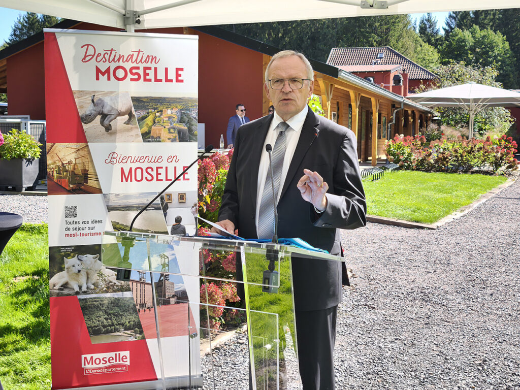 Patrick Weiten, Président du Département de la Moselle, prononce un discours sur le rôle stratégique du tourisme lors de la journée de territoire.