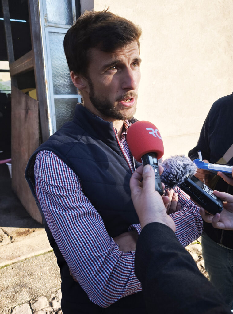 Rémi Gauthier, viticulteur à Vic-sur-Seille, répond aux journalistes lors de la journée de territoire sur le tourisme en Moselle.