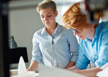 Élève de 3ᵉ en stage d’observation pour préparer son orientation