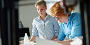 Élève de 3ᵉ en stage d’observation pour préparer son orientation