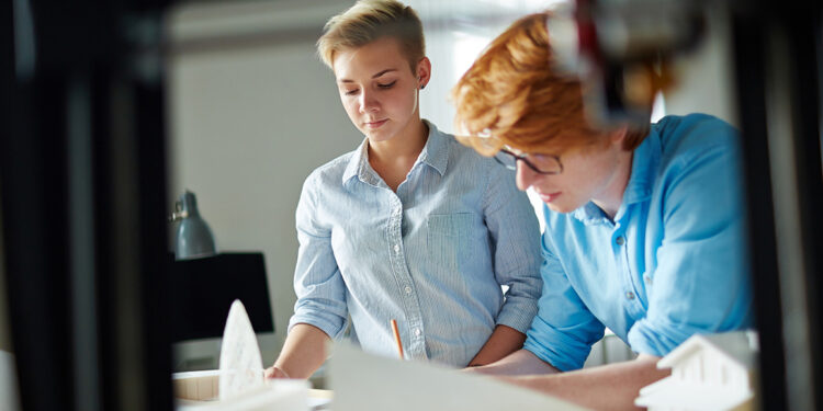 Élève de 3ᵉ en stage d’observation pour préparer son orientation