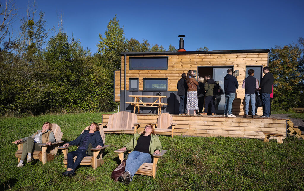 Tiny house installée au cœur des vignes à Vic-sur-Seille, illustration de l’offre œnotouristique en Moselle.