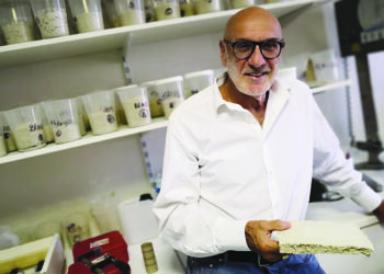 Hubert Barth dans son laboratoire, tenant un échantillon d’Isolfire, isolant naturel antifeu promu à Metz.