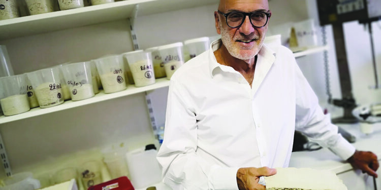 Hubert Barth dans son laboratoire, tenant un échantillon d’Isolfire, isolant naturel antifeu promu à Metz.