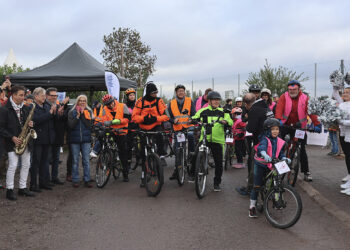 Participants vêtus de rose au départ du Rose and Roll Tour 2025 à Longeville-lès-Metz, événement caritatif pour la prévention du cancer du sein.