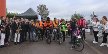 Participants vêtus de rose au départ du Rose and Roll Tour 2025 à Longeville-lès-Metz, événement caritatif pour la prévention du cancer du sein.