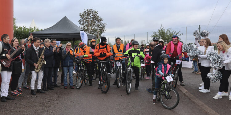Participants vêtus de rose au départ du Rose and Roll Tour 2025 à Longeville-lès-Metz, événement caritatif pour la prévention du cancer du sein.