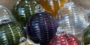 Boules de Noël Grip du CIAV de Meisenthal, en verre soufflé et déclinées en plusieurs couleurs avec reliefs antidérapants.
