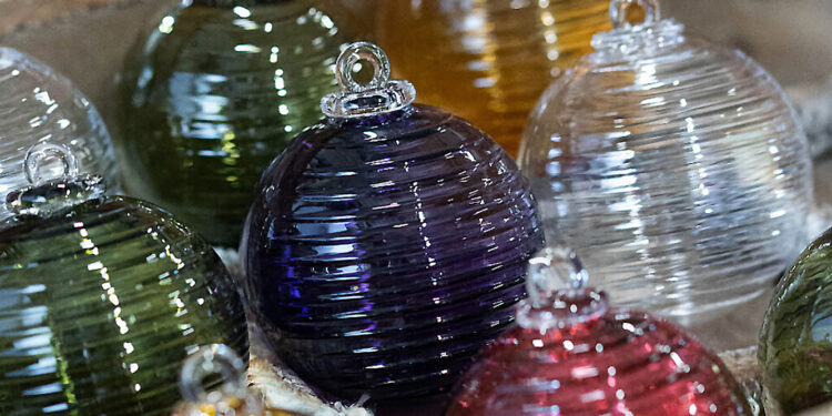 Boules de Noël Grip du CIAV de Meisenthal, en verre soufflé et déclinées en plusieurs couleurs avec reliefs antidérapants.