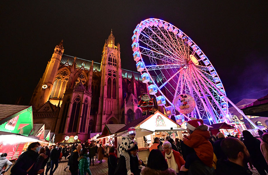 Grande roue du marché de Noël sur la place d’Armes à Metz, illuminée devant la cathédrale
