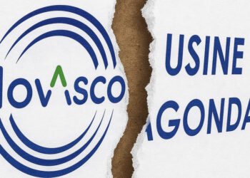 Logo NovAsco déchiré et panneau “Usine de Hagondange”, symbolisant la fermeture du site sidérurgique.