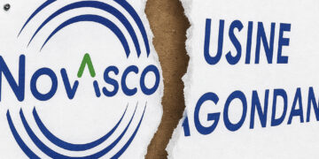 Logo NovAsco déchiré et panneau “Usine de Hagondange”, symbolisant la fermeture du site sidérurgique.