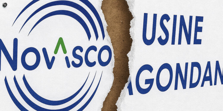 Logo NovAsco déchiré et panneau “Usine de Hagondange”, symbolisant la fermeture du site sidérurgique.