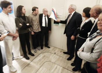 Patrick Weiten dévoile la plaque de la salle Julien Schvartz lors du baptême des espaces rénovés du Conseil départemental de la Moselle