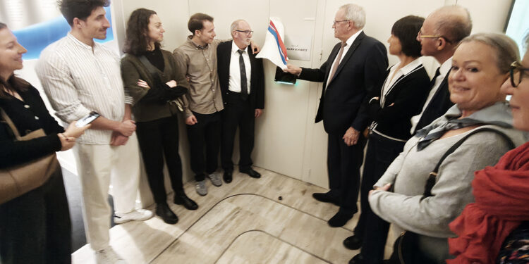 Patrick Weiten dévoile la plaque de la salle Julien Schvartz lors du baptême des espaces rénovés du Conseil départemental de la Moselle