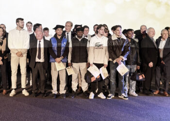 Groupe d’apprentis diplômés du CFA du Bâtiment de Montigny-lès-Metz lors de la remise des diplômes 2025 au Kinepolis, entourés des équipes et partenaires.