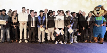 Groupe d’apprentis diplômés du CFA du Bâtiment de Montigny-lès-Metz lors de la remise des diplômes 2025 au Kinepolis, entourés des équipes et partenaires.