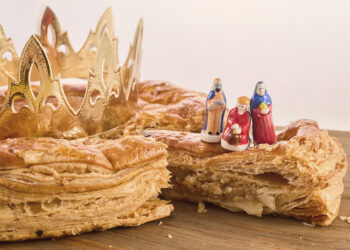 Galette des rois de l’Épiphanie à la frangipane avec fèves des rois mages et couronne
