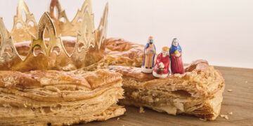 Galette des rois de l’Épiphanie à la frangipane avec fèves des rois mages et couronne