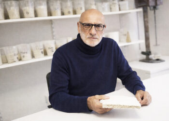 Hubert Barth, fondateur d’Isolfire, présentant un matériau ininflammable pour la sécurité incendie des bâtiments