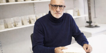 Hubert Barth, fondateur d’Isolfire, présentant un matériau ininflammable pour la sécurité incendie des bâtiments