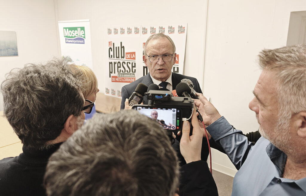 Patrick Weiten, président du Conseil départemental de la Moselle, répond aux journalistes lors d’une conférence de presse à Metz